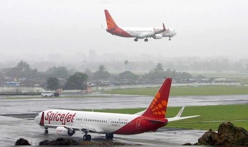 Spice Jet Emergency landing: स्पाइसजेट प्लेन की इमरजेंसी लैंडिंग, इंजन फेल..बाल-बाल बचे 150 यात्री