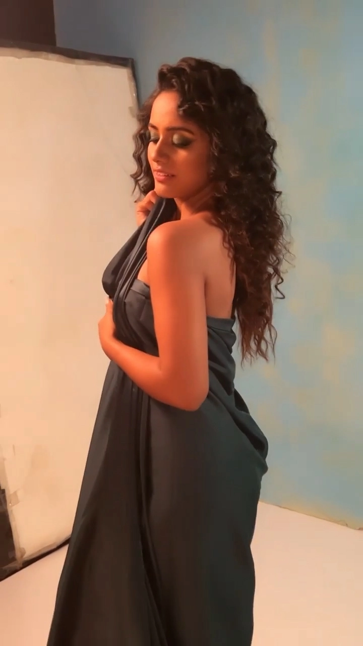 ''Nisha Guragain'' ने अपने बोल्ड अंदाज में करवाया फोटो शूट 