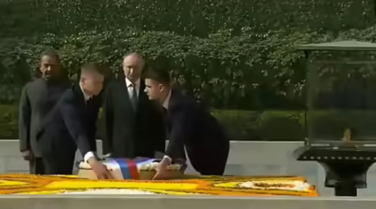 राजघाट पहुंचे रूसी राष्ट्रपति, महात्मा गांधी को दी श्रद्धांजलि 