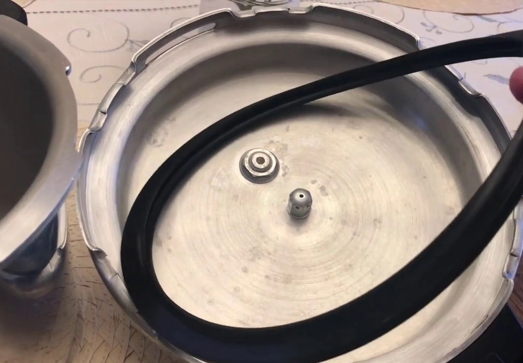 Due to the rubber of the cooker not working properly, know how to fix