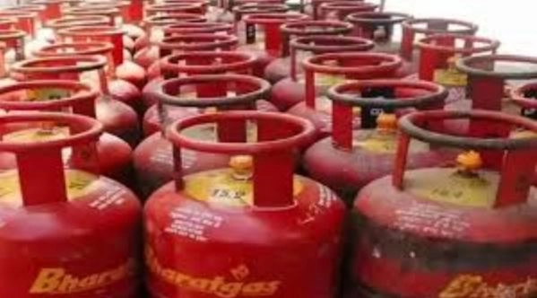 LPG, Oil, Gas Supply Crisis/Price: पेट्रोलियम मंत्रालय का बड़ा फैसला, अब डिलीवरी के 25 दिन बाद ही बुक होगा दूसरा सिलेंडर 