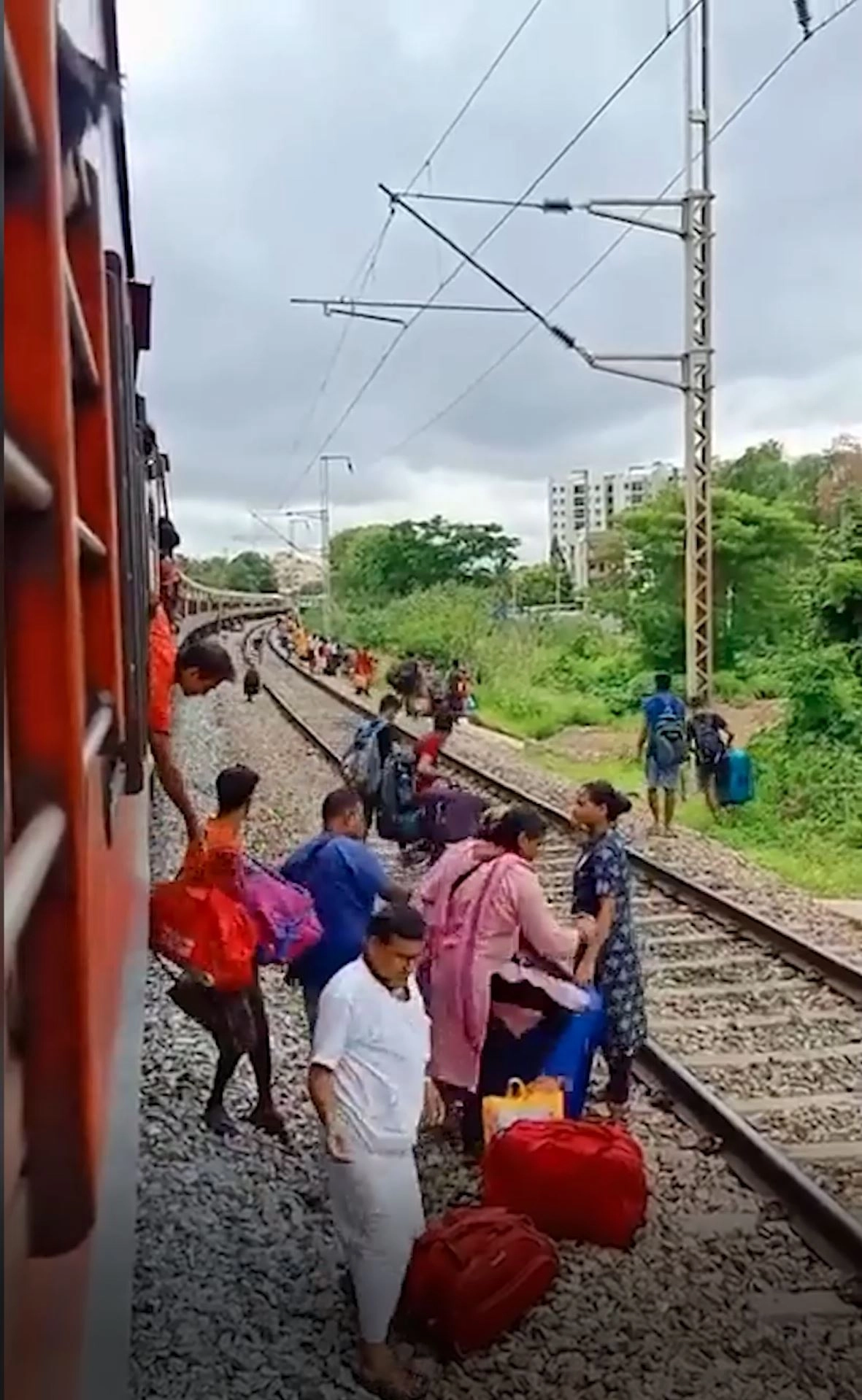 जरा सी चूक से चली जाती जान, ट्रेन के आगे ही कूद गए थे लोग 
