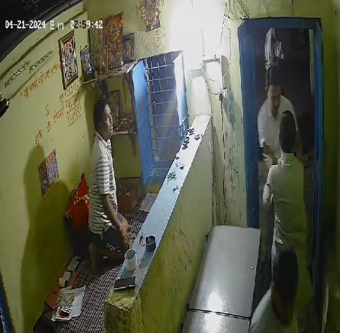 फ्री शराब न देने पर कांग्रेस नेता ने दुकानदार को पीटा, दोस्तों के साथ दुकान में की तोड़फोड़, मामला दर्ज