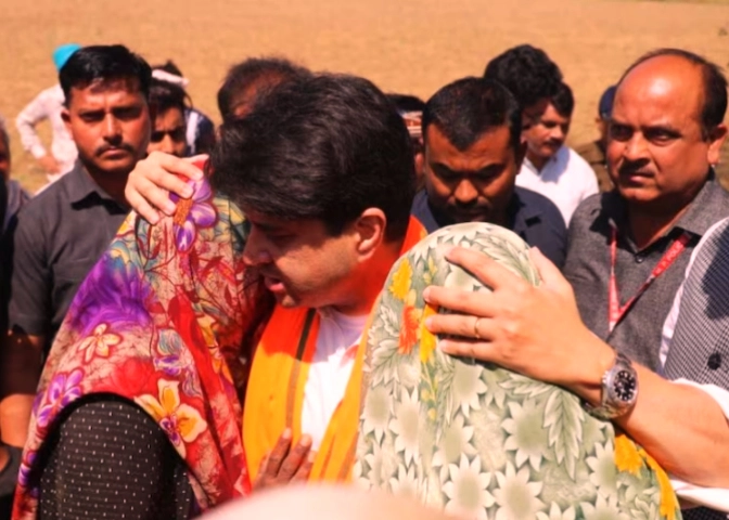 गुना में सिंधिया से लिपटकर रोईं किसान महिलाएं, बोले- चिंता मत करो, मुआवजा दिलवाऊंगा, सर्वे कराऊंगा