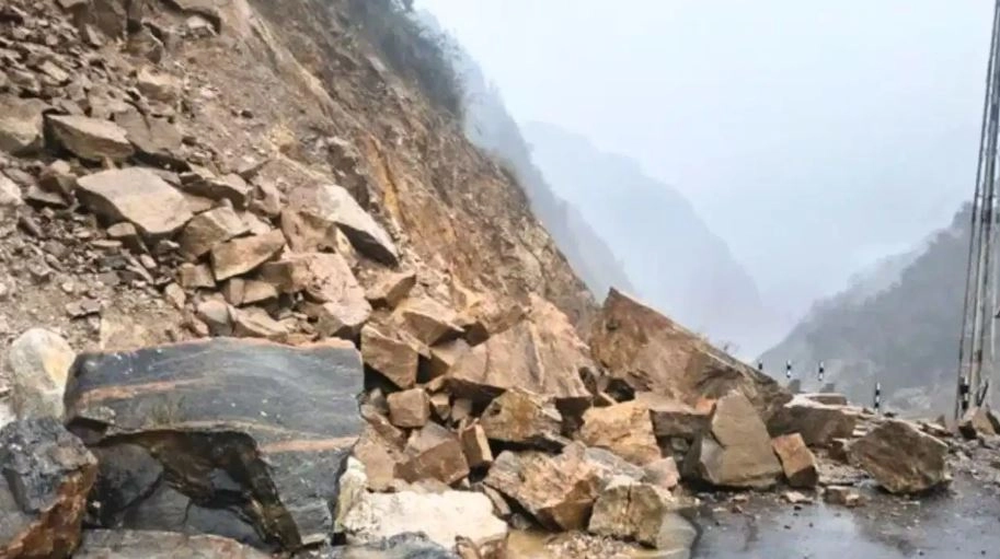 सिक्किम में बर्फबारी-भूस्खलन, 800 टूरिस्ट फंसे- रेस्क्यू जारी