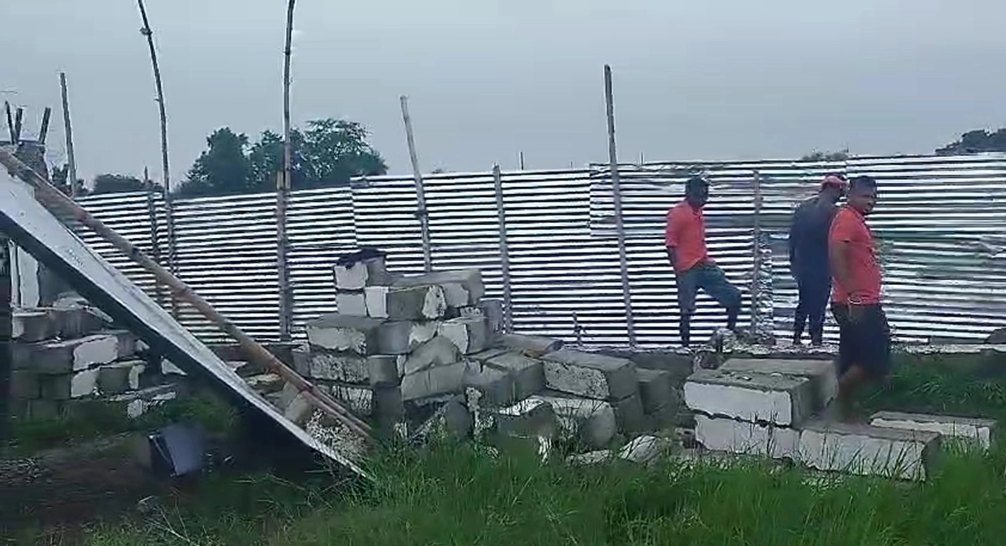 Rewa Airport News: पहली ही बारिश में गिरी रीवा एयरपोर्ट की बाउंड्री बॉल, निर्माण की गुणवत्ता पर उठे सवाल!
