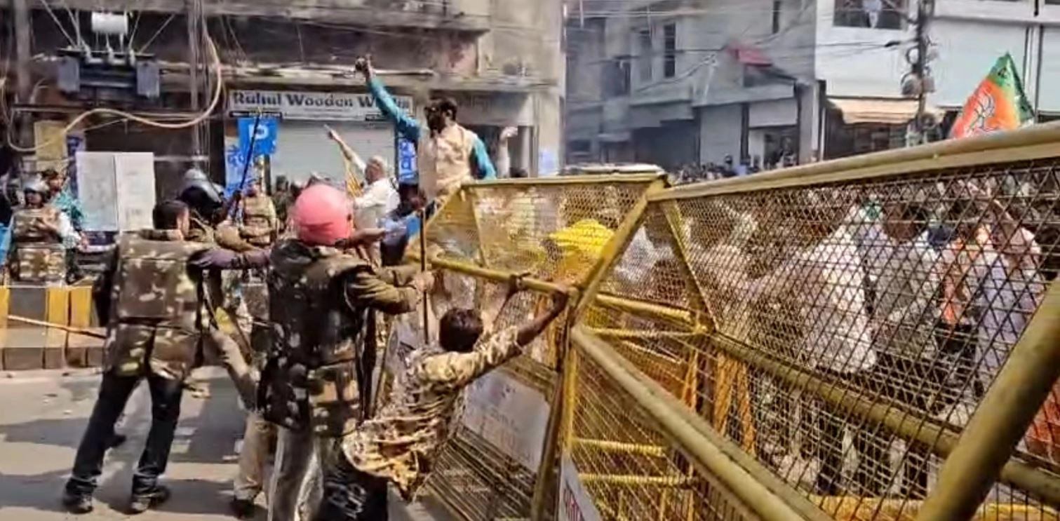 इंदौर में आपस में भिड़े BJP और कांग्रेस कार्यकर्ता, पत्थर, टमाटर और बोतलें फेंकी गईं