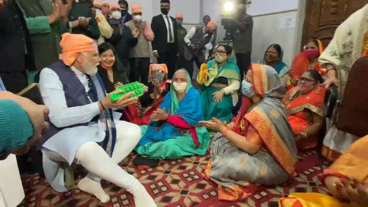 वायरल हो रहा, प्रधानमंत्री मोदी का भजन-कीर्तन