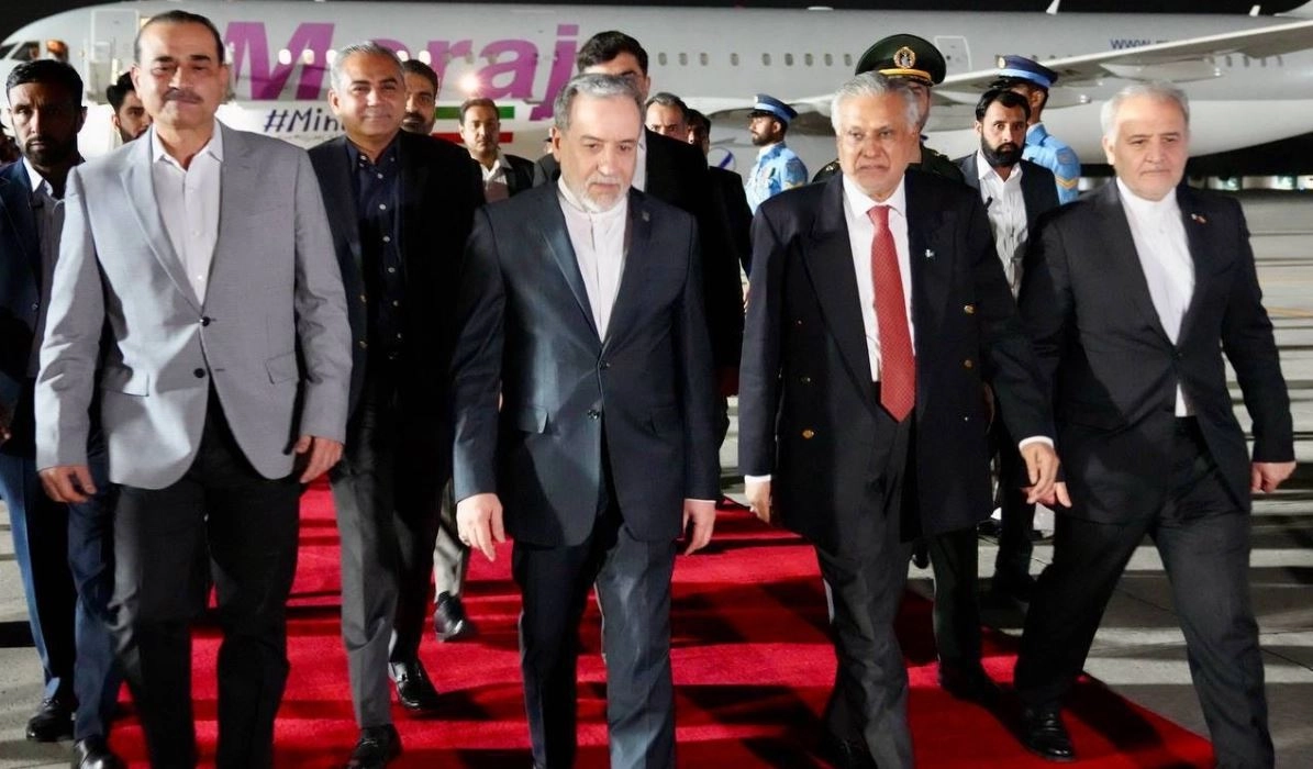 शांति वार्ता के लिए इस्लामाबाद पहुंचे ईरानी विदेश मंत्री, ट्रम्प ने अपने दामाद को भेजा